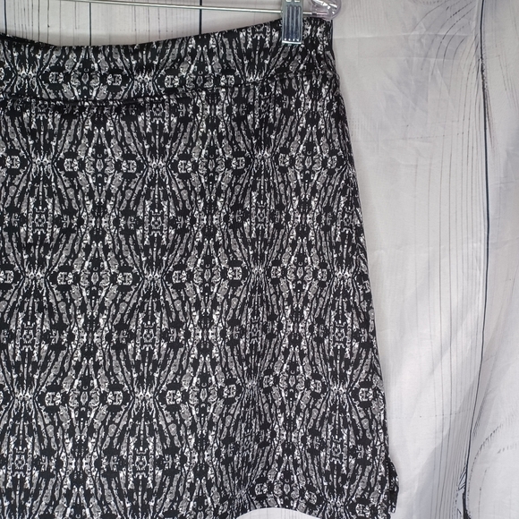 Tranquulity Black and White Patterned Athletic Skirt - Picture 2 of 8